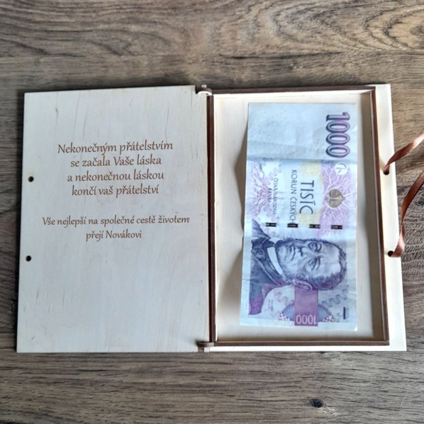 Dřevěná krabička na peníze - srdce na stromě s iniciály